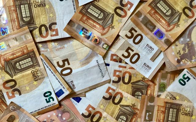 Etliche 50-Euro-Scheine übereinanderliegend